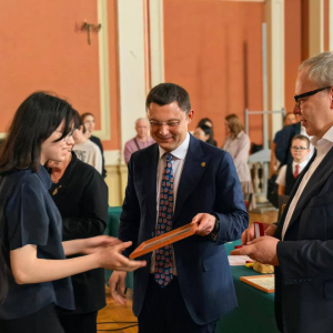 俄罗斯艺术科学院主席瓦西里·采列捷利赴圣彼得堡参加列宾美术学院毕业答辩并为优秀美术中学毕业生颁发学院奖章